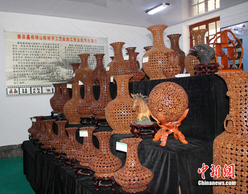 匠心獨(dú)運(yùn) 甘肅民間藝人妙手雕琢野生山核桃成藝術(shù)珍品